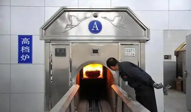 火葬场在火化遗体时,为什么不让家属靠近?其实是在保护家属?