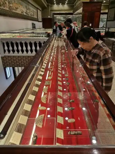 广州有处宝墨园,宝物太多看不完,志强一片热心肠,只好进去转一转!