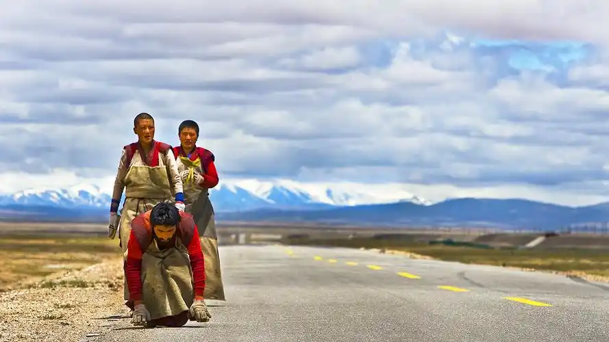 红原:朝圣磕头是苦修,六度万行是信仰