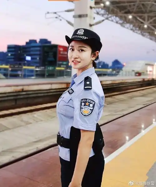 不经意拍到的最美的笑#不经意拍到的照片,警花小姐姐～比心～#下辈子