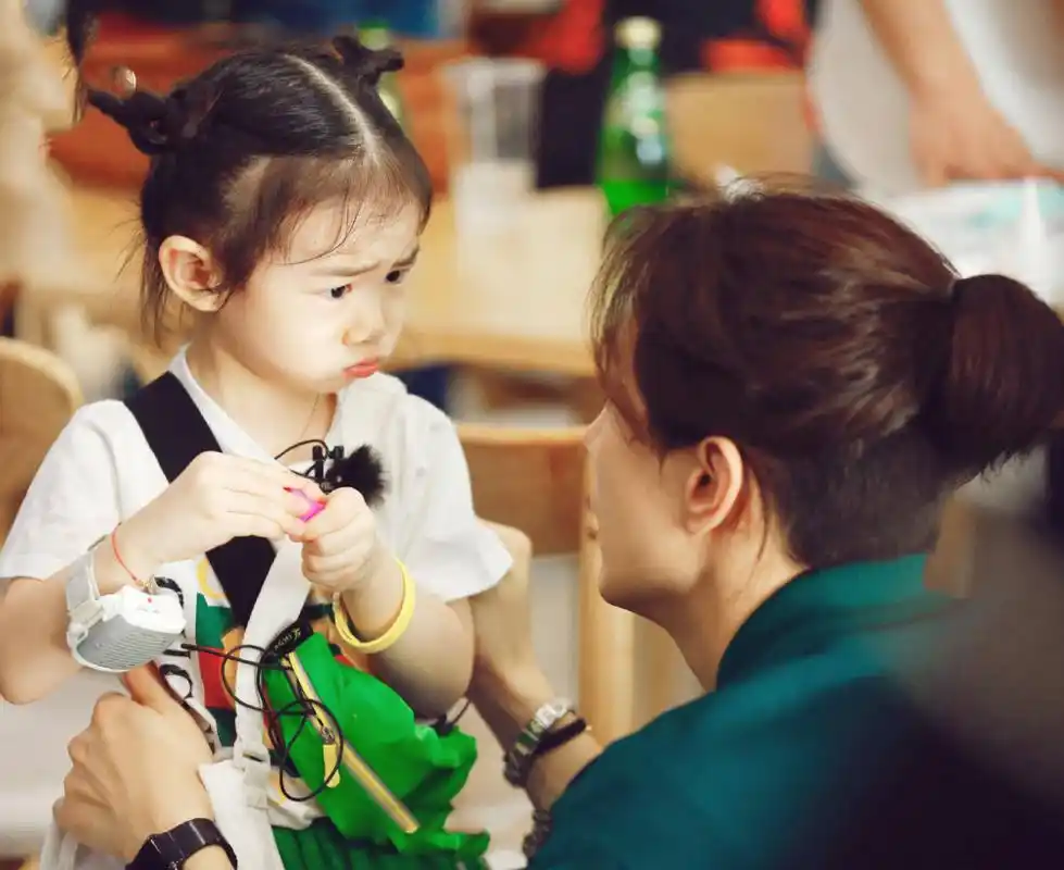 几年前,李承铉带着女儿lucky参加亲子综艺节目《想想办法吧爸爸》,让