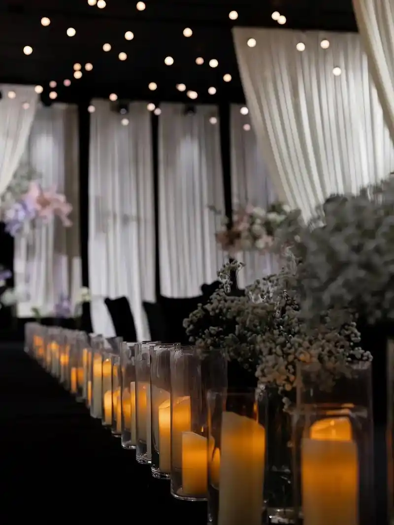 婚礼布置.自然垂落的布幔曼妙的曲线 使整体氛围感流动起来 简 - 抖音