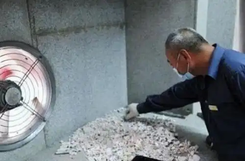 的事情,妻子都不忍心去看,但是工作人员在火化的骨灰中找到了一个铁环