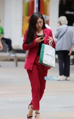 红色西装搭配高跟凉鞋让美女更有魅力