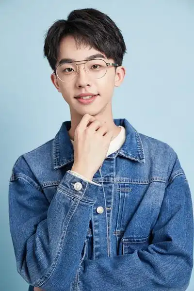 穿上西装,打好领带,踩进皮鞋,硕士毕业的何运晨再