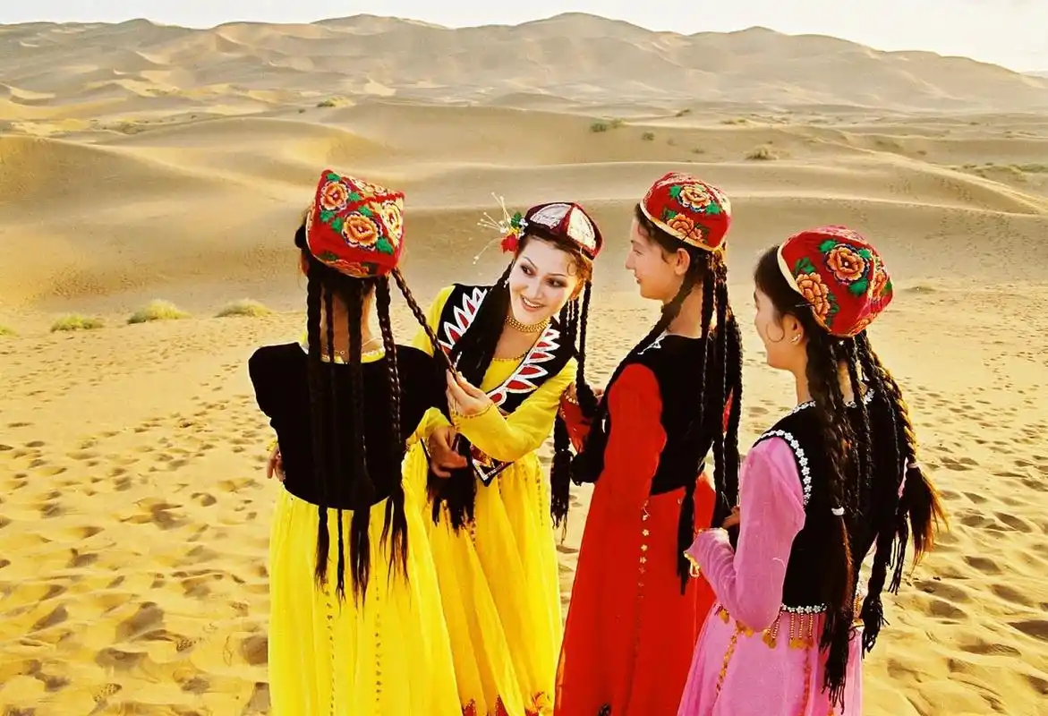 带着美丽的新疆维吾尔族姑娘捡玉是种什么体验?