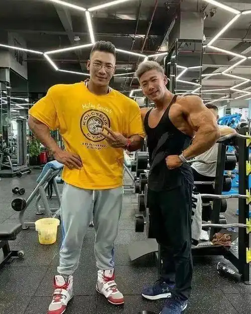 中国第一肌肉巨兽鹿晨辉:自费60万请外教训练,成中国健美第一人