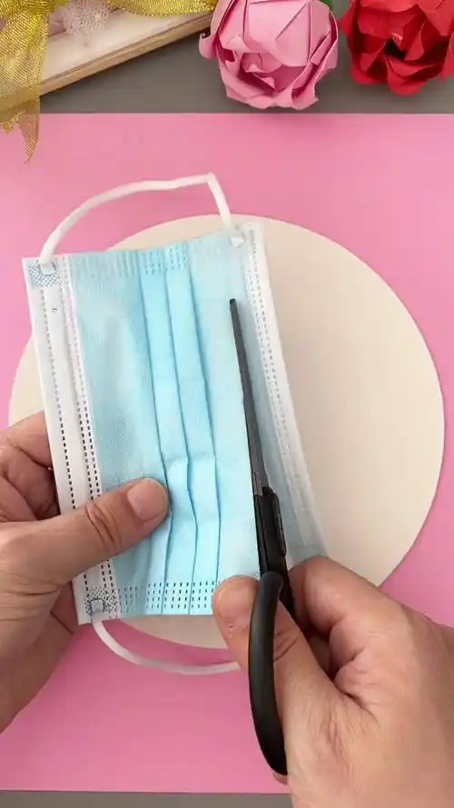 三八女神节要到了,用家里的口罩做漂亮的花束手工贴画,送给爱你的妈妈