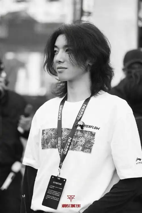 华晨宇演唱会彩排侧拍图#华晨宇工作室晒华晨宇演唱会彩排侧拍图长发