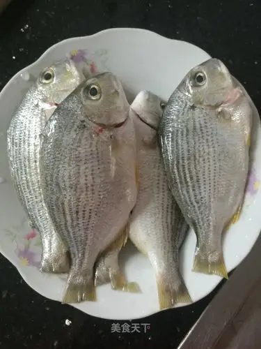 斑头鱼5只,请店家帮忙去鳞开肚处理好,洗净备用.