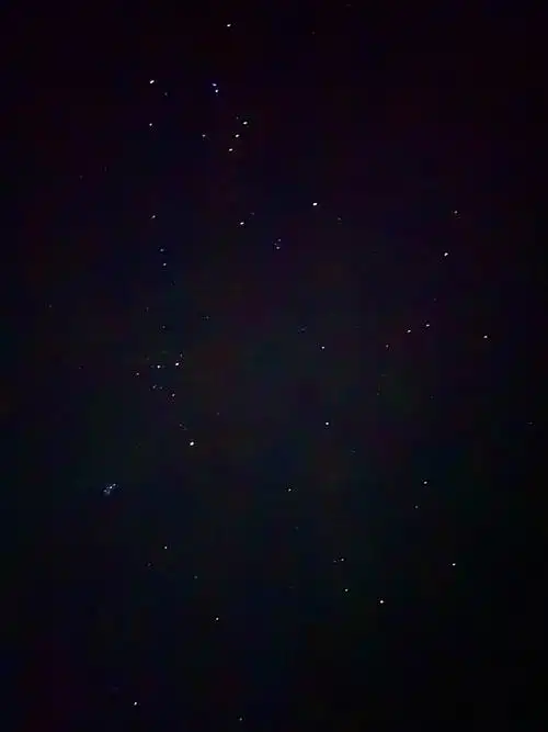 城市里,被霓虹灯污染的天空没有满天繁星,宇宙幽暗的深渊,偌大的地球