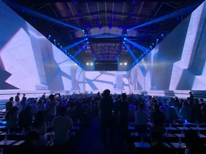 发布会现场布置很震撼,非常符合「未来无界」的主题.