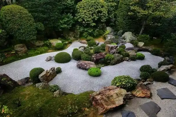 传统的日式庭院分枯山水庭院和山水庭院,那么水景也就相应的分为枯