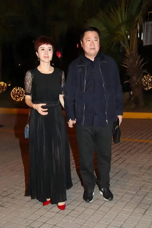 原创金巧巧携老公现身一袭百褶裙气质出众48岁老公休闲装好接地气