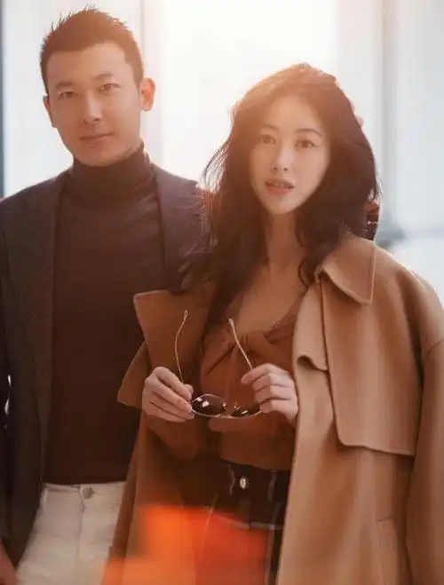 朱珠和老公喝下午茶!穿搭时髦自带高品味,这气场一般人作不出来