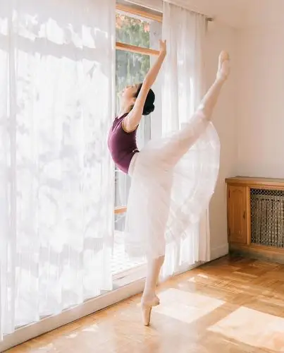 会跳舞的女生真的很美,如此通透相得益彰