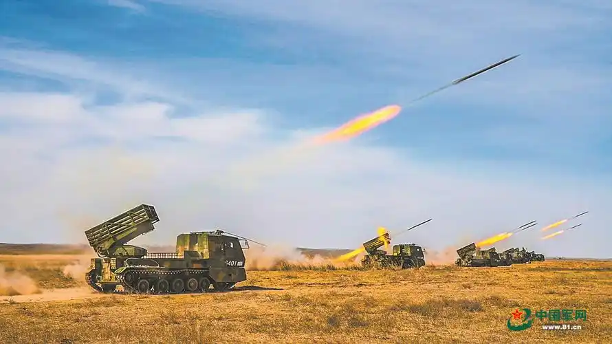 陆军某旅炮兵营开展实弹射击演练炮火冲天映莽原