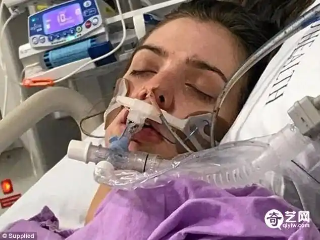 这名 17 岁的女孩被紧急送往医院,当时她处于昏迷状态.