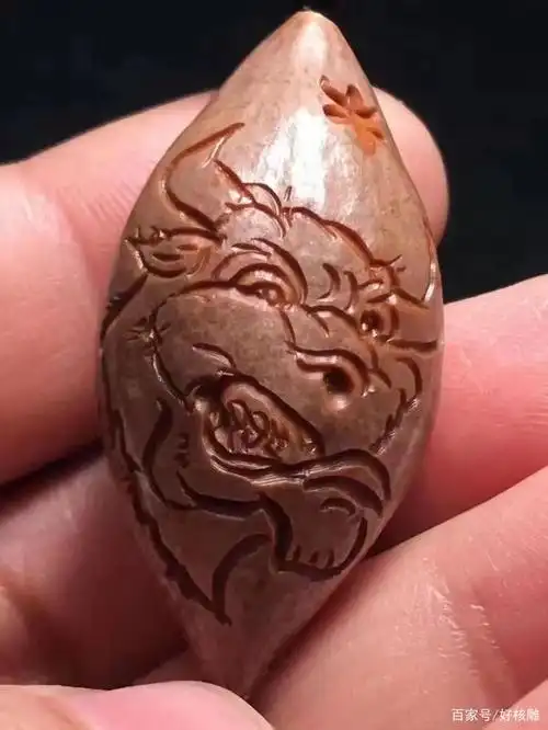 第1款: 名称:【牛转钱坤】 核料:稀有两花核雕刻 尺寸:1.95*4.