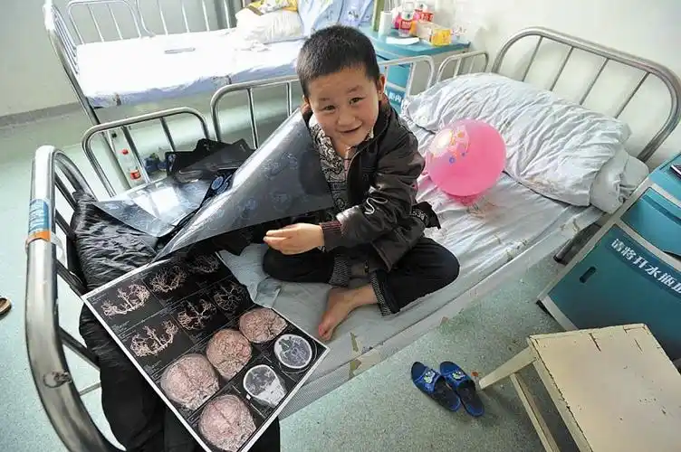 资讯 凤眼观楚 > 正文讯6岁男孩冉绍州,近日来一直躺在武汉市儿童医院