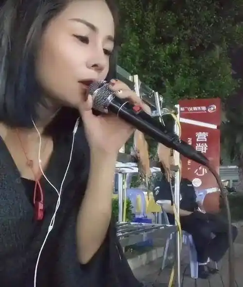 "草根歌手"花姐:从大排档卖唱女到千万网红,到底经历了什么_刘宇宁_地