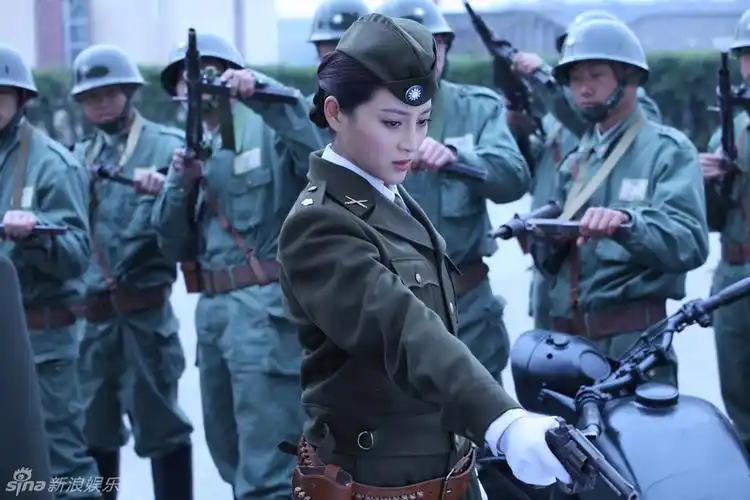 此次甘婷婷剧中饰演的女特务陈丽红,爱恨情仇叠加,从潘金莲华丽转身