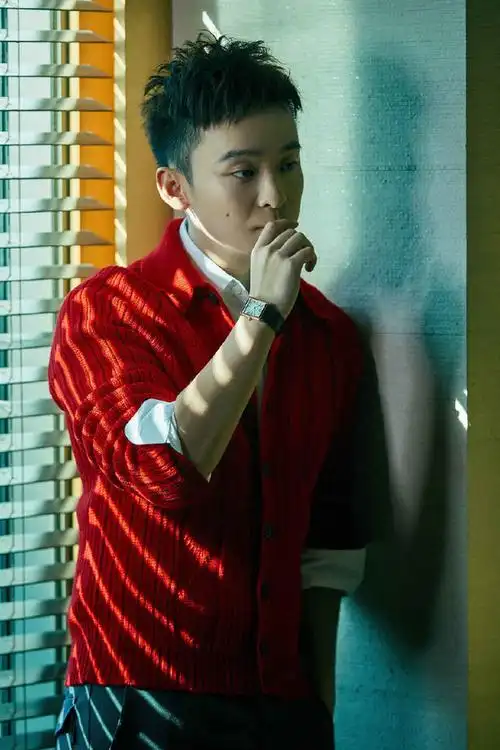 董子健红白穿配演绎时尚大片!国内唯一的90后影帝,原来这么时髦