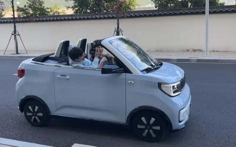 五菱宏光miniev敞篷版正式发布,这车真帅啊,三秒钟我要他所有信息!