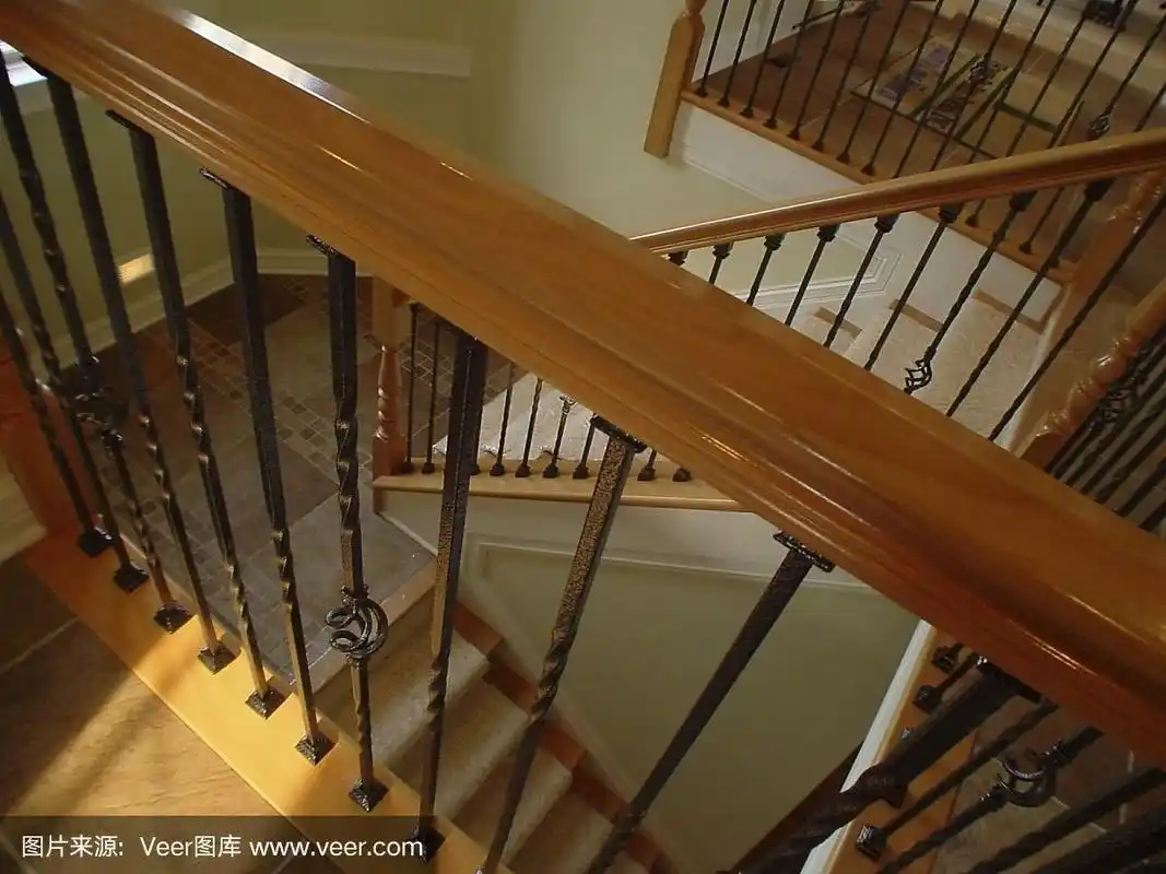 十字交叉的楼梯