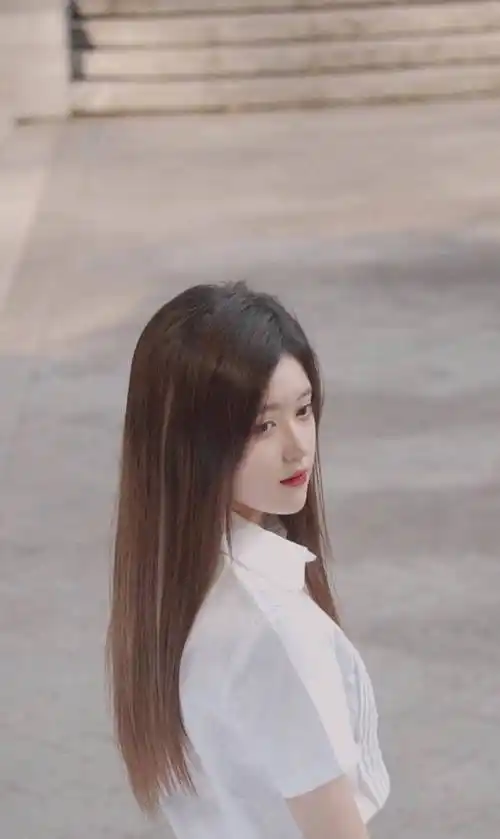 邓歆玥的这组照片好眼熟,白衬衫黑短裙,气质看着好