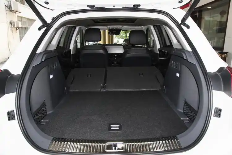 红旗hs5后备厢空间不错,也能通过放倒后排座椅来扩展储物空间,日常