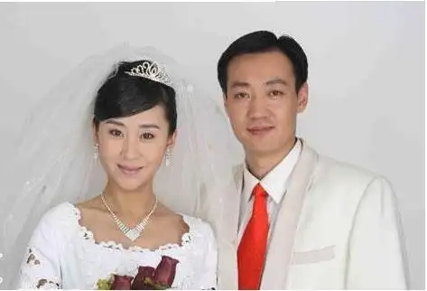 苗圃和大21岁富豪老公近照,拥有私人飞机,有儿有女很幸福!