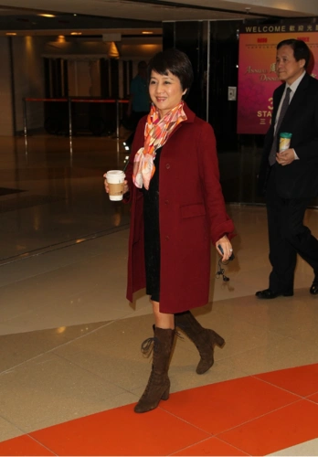 赌王四太梁安琪也是穿搭高手红色大衣配长筒靴用丝巾来提亮