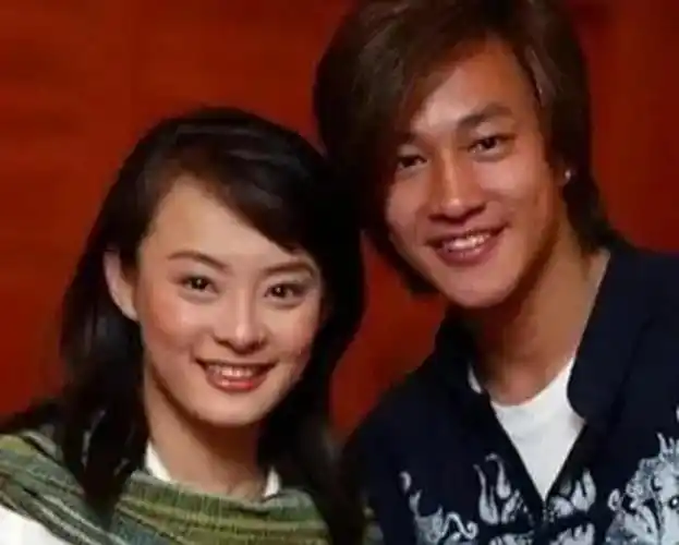 回顾何润东三次表白孙俪被拒41岁迎娶柜姐恩爱多年无子也幸福