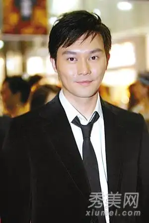 驾驭男人霸气侧漏 当年张智霖因主演《澳门街》而人气飙升,在电视剧