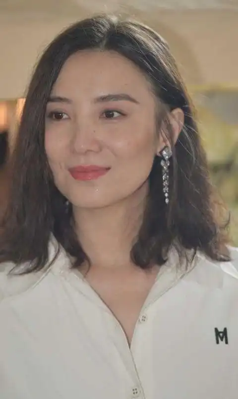 组图:宋佳一袭白裙女人味十足 大秀美腿气质温柔