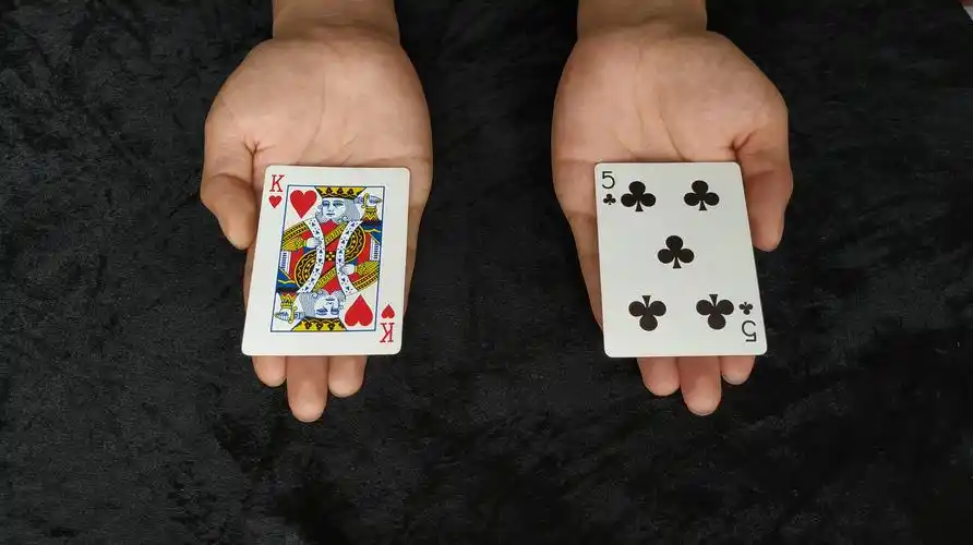 魔术教学:为什么手轻轻一摇,扑克牌就变了,方法特简单