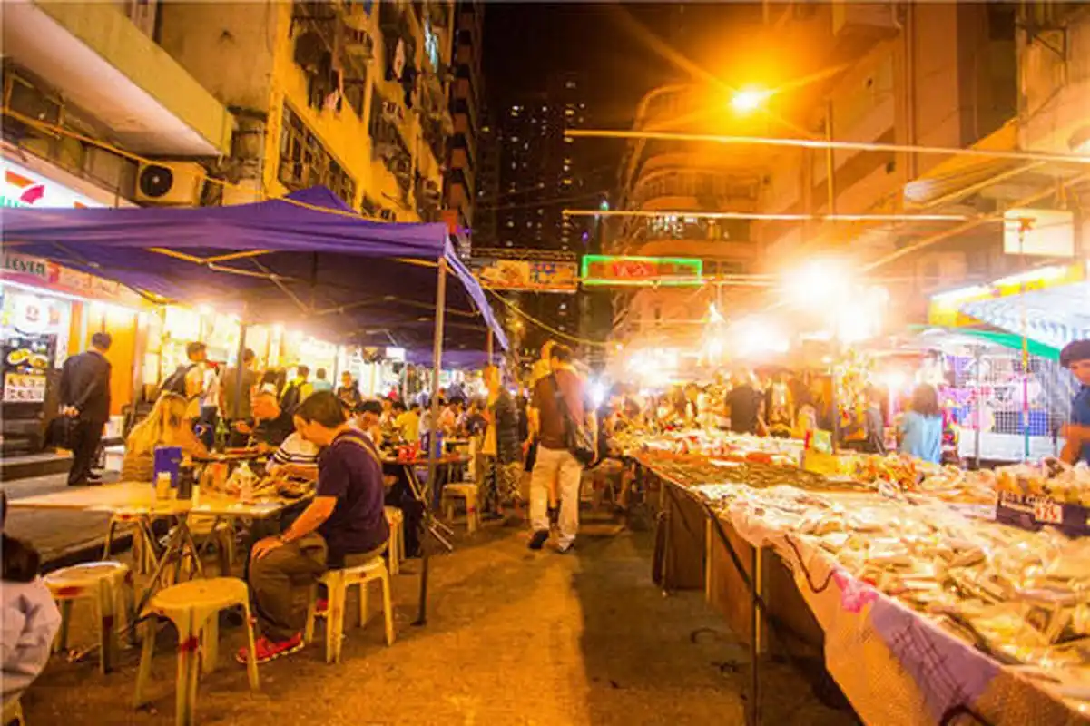油麻地,佐敦一带的露天小摊子,从下午4点营业到午夜,不少有特色的本地