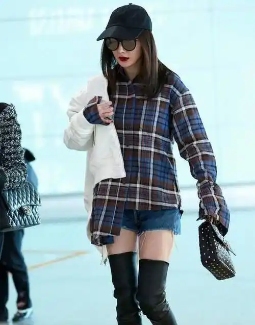 原创杨幂穿针织衫配紧身裤亮黄单肩包和运动鞋点缀细长腿十分吸睛