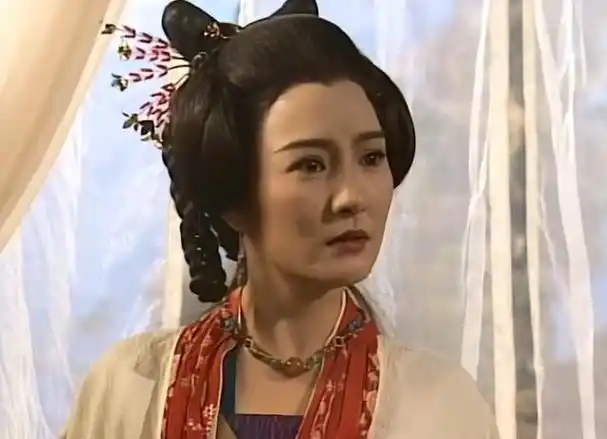 黄日华版天龙八部里马夫人的扮演者叫严慧明,艺名为雪梨.