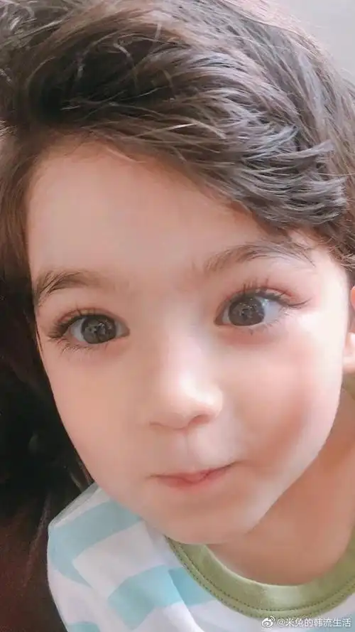 qoo眼睛像玩偶一样的童装模特cooperlunde2013年生的韩国加拿大混血