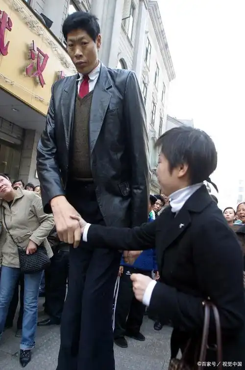 全球第一巨人,身高2.72米重222公斤,逝世后18人为其抬棺