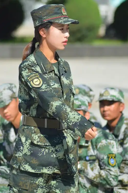 靓丽气质女教官