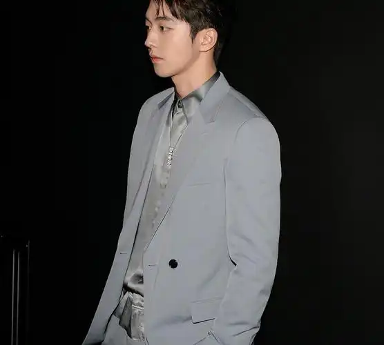 南柱赫巴黎时装秀,一身蓝色dior西装亮相,帅气有型满满高级感_高清