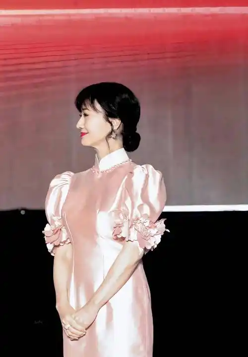 70岁赵雅芝一袭大红色时尚长裙出席北影节,把年轻女子都比下去了_旗袍