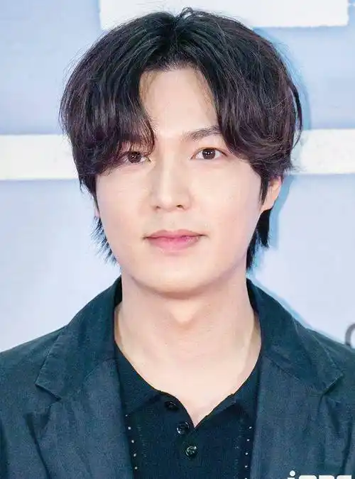 李敏镐晒照状态回春!瘦出下颌线,嘴巴微张凹造型,被吐槽老