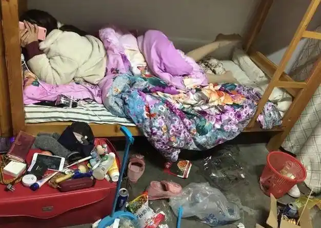 00后厂妹宿舍混乱得像狗窝,垃圾随地乱丢,换洗衣物随便晾