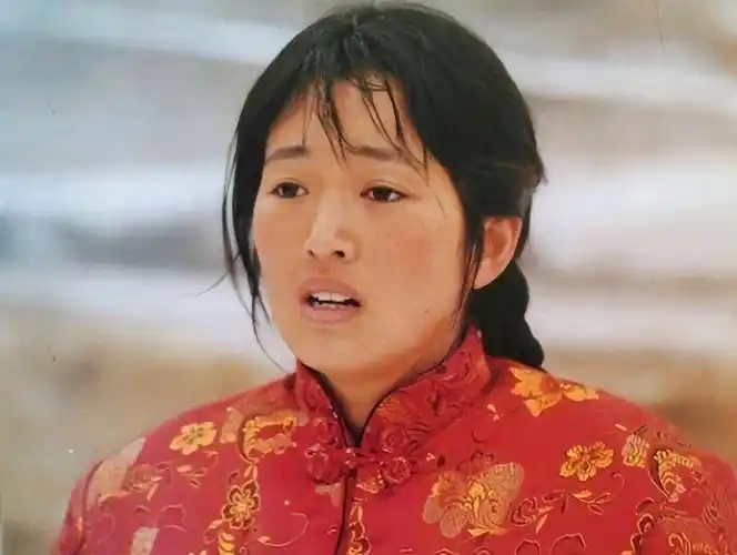 的发型,还穿着各种土气花布衫,真正做到了将自身融入到农村人形象当中