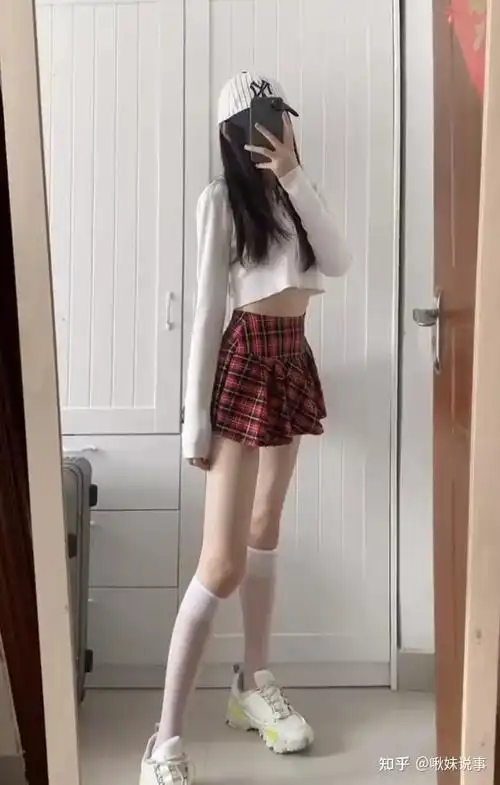 戏耍粉丝?美腿女神卢卢biu承诺露脸首秀