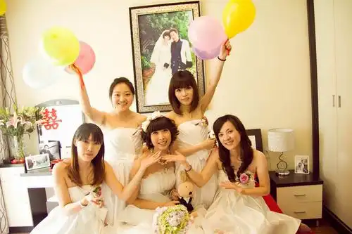 甚至是组个伴娘团为婚礼增添一些不一样的亮点,同样也起着辅助新娘的